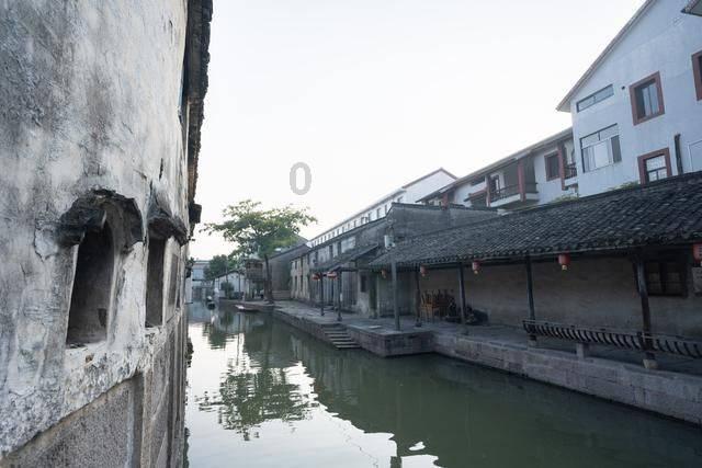 长沙一小区车库近10台车遭男子恶意划伤，车主已报警，物业回应